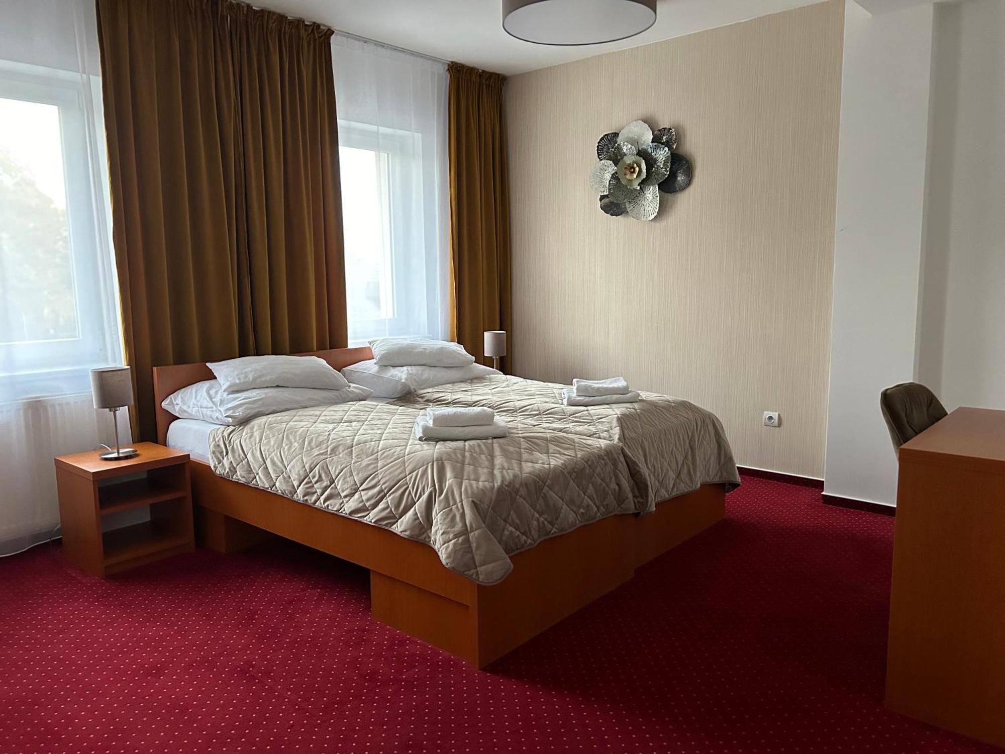 Hotel Evan U Hoffera Topoľčany Exterior foto